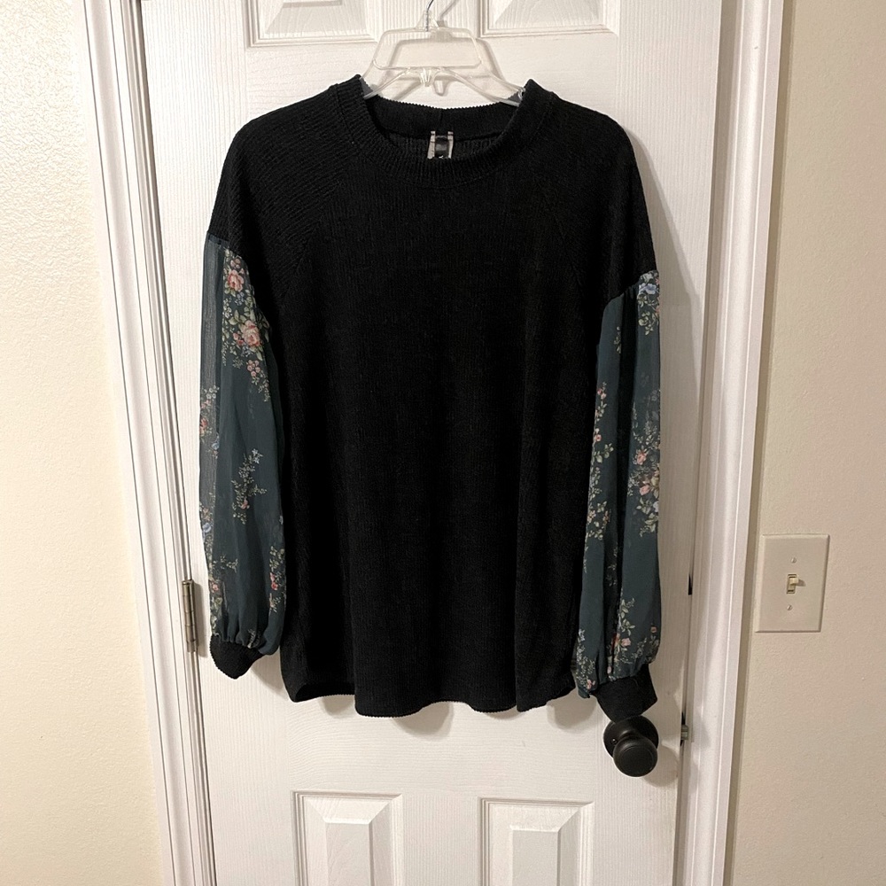 Yahada USA Sheer Sleeved Sweater Size Large.